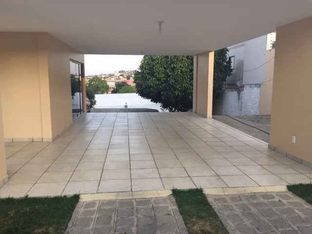 Imagem: A casa possui 5 Dormitórios, 2 Suítes, 4 Banheiros, 6