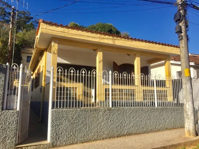Imagem: A casa possui 3 Dormitórios, 1 Banheiro, 3 Vagas na