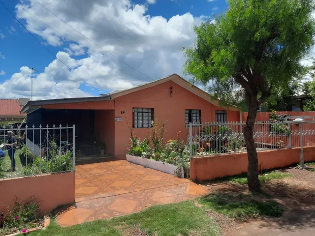 Imagem 2: Casa Toda Murada com Asfalto em Frente
