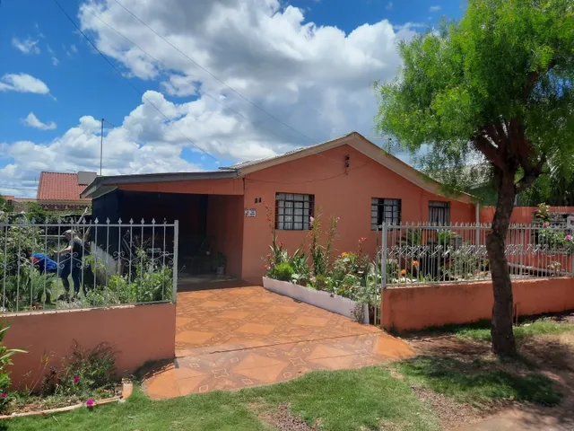 Imagem 5: Casa Toda Murada com Asfalto em Frente
