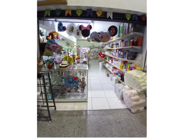 Imagem: A loja possui 2 Banheiros, 5 Vagas na garagem, 12m² de