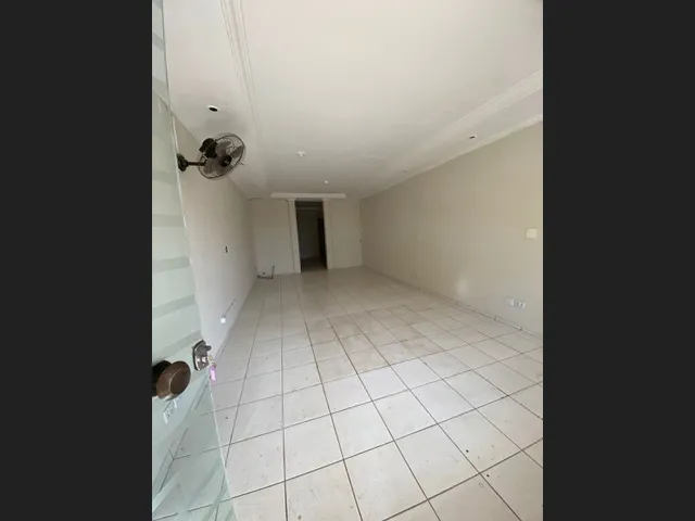Imagem: A loja possui 1 Banheiro, 1 Vaga na garagem, 50m² de Área