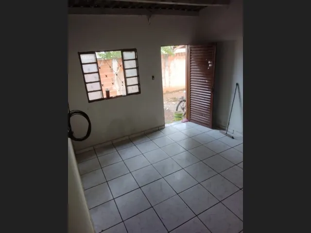 Imagem: A casa possui 2 Dormitórios, 1 Banheiro, 2 Vagas na garagem