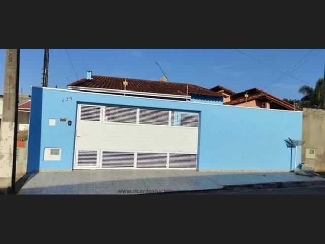 Imagem: A casa possui 3 Dormitórios, 1 Suíte, 3 Banheiros, 4