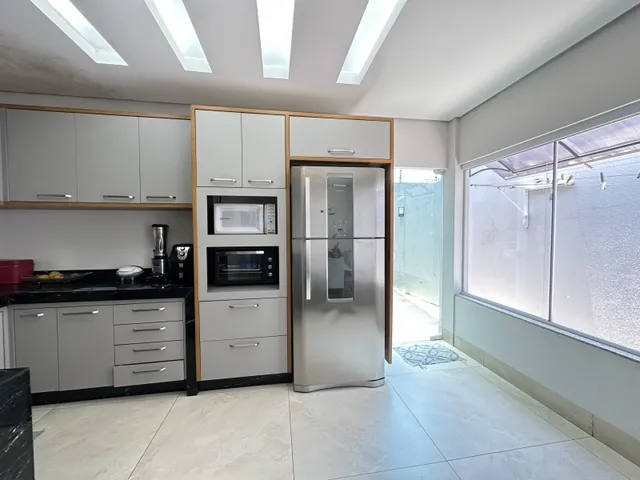 Imagem: A casa possui 3 Dormitórios, 2 Suítes, 3 Banheiros, 2 Vagas