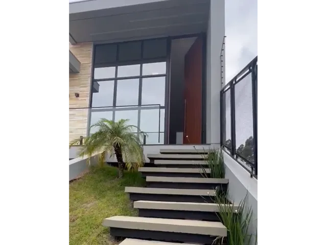 Imagem: A casa possui 3 Dormitórios, 2 Suítes, 3 Banheiros, 4