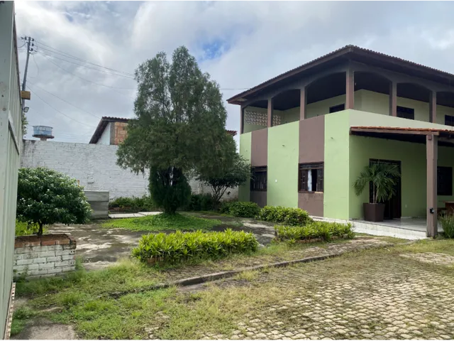Imagem 2: Aluga-Se Residência / Área Comércial Grande com 8 Quartos