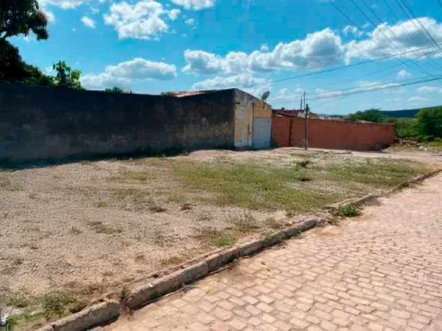 Imagem: O terreno possui 900m² de Área e está localizado em