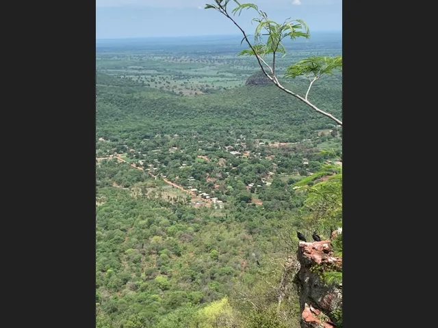 Imagem: A fazenda possui 4 Dormitórios, 2 Banheiros, 2.935.000m²