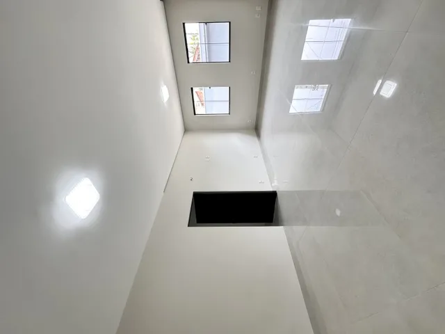 Imagem: A casa possui 3 Dormitórios, 3 Suítes, 5 Banheiros, 3 Vagas