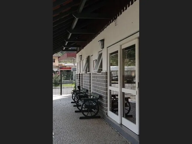 Imagem 4: Apartamento de 2 Quartos com Varanda no Segundo Andar com Vista para o Jardim Principal
