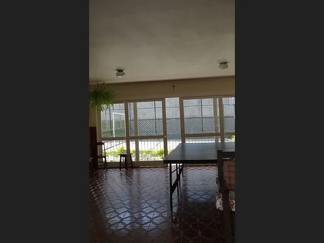 Imagem 2: Apartamento de 2 Quartos com Varanda no Segundo Andar com Vista para o Jardim Principal