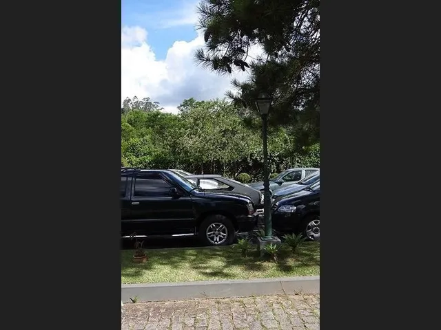 Imagem 3: Apartamento de 2 Quartos com Varanda no Segundo Andar com Vista para o Jardim Principal