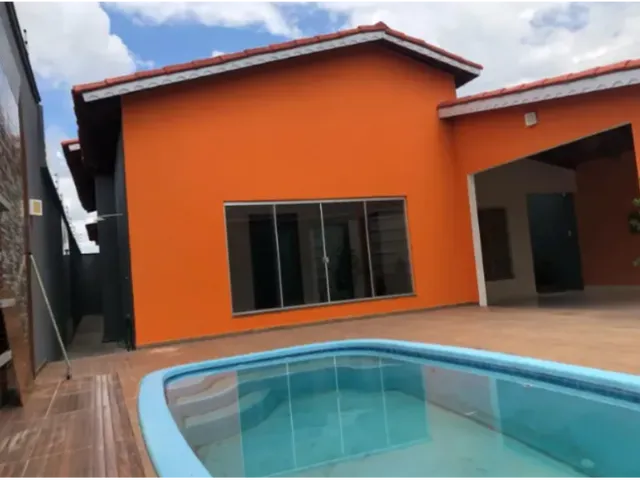 Imagem: A casa possui 3 Dormitórios, 1 Suíte, 2 Banheiros, 2