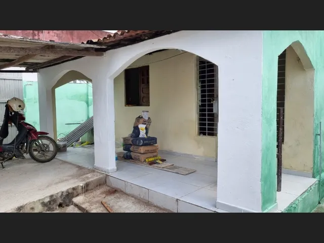 Imagem: A casa possui 3 Dormitórios, 2 Banheiros, 2 Vagas na