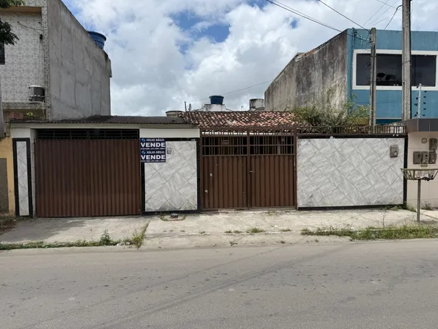 Imagem: A casa possui 3 Dormitórios, 1 Suíte, 1 Banheiro, 3 Vagas