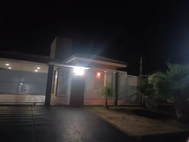 Imagem: A casa possui 4 Dormitórios, 1 Suíte, 3 Banheiros, 4