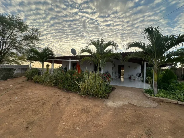 Imagem: Casa com Amplo Terreno Localizada no Distrito