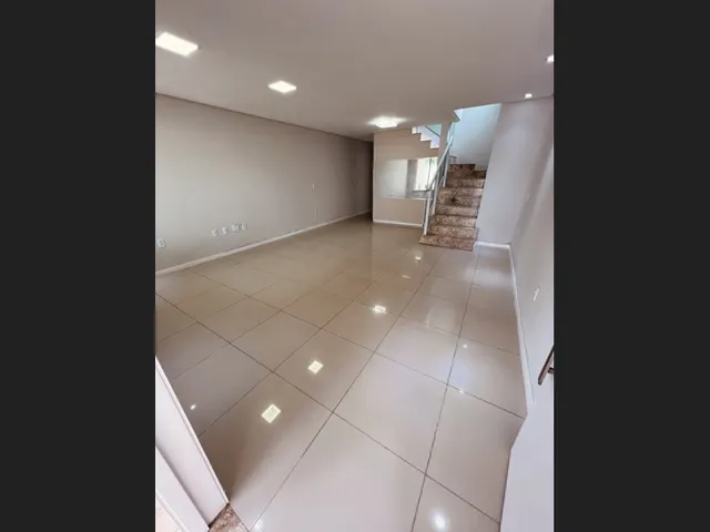 Imagem 2: Casa Duplex À Venda, Bairro Sapiranga com 4 Quartos, Rua Sem Saída com Porteiro