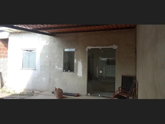 Imagem: A casa possui 4 Dormitórios, 1 Banheiro, 2 Vagas na