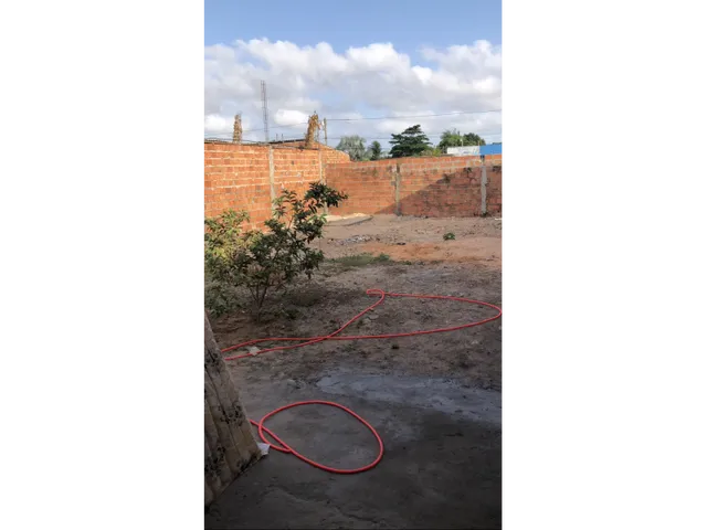 Imagem: Casa Pequena Terreno Amurado