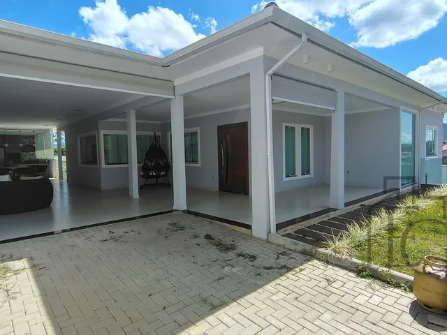 Imagem: A casa possui 4 Dormitórios, 2 Suítes, 2 Banheiros, 6
