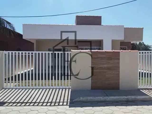 Imagem: A casa possui 2 Dormitórios, 1 Suíte, 1 Banheiro, 2 Vagas