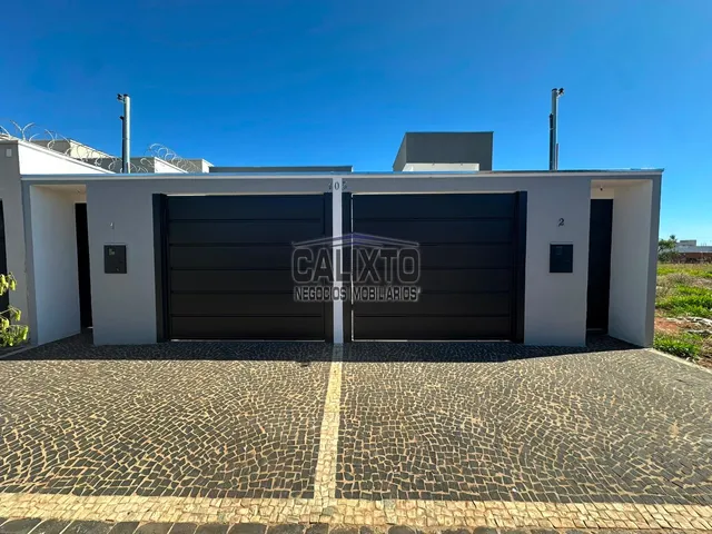 Imagem: A casa possui 2 Dormitórios, 1 Suíte, 1 Banheiro, 2 Vagas