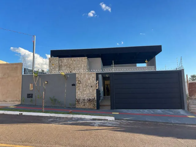 Imagem: A casa possui 3 Dormitórios, 3 Suítes, 5 Banheiros, 3 Vagas