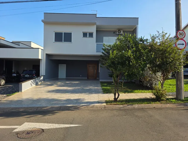 Imagem: A casa em condomínio possui 4 Dormitórios, 3 Suítes, 3