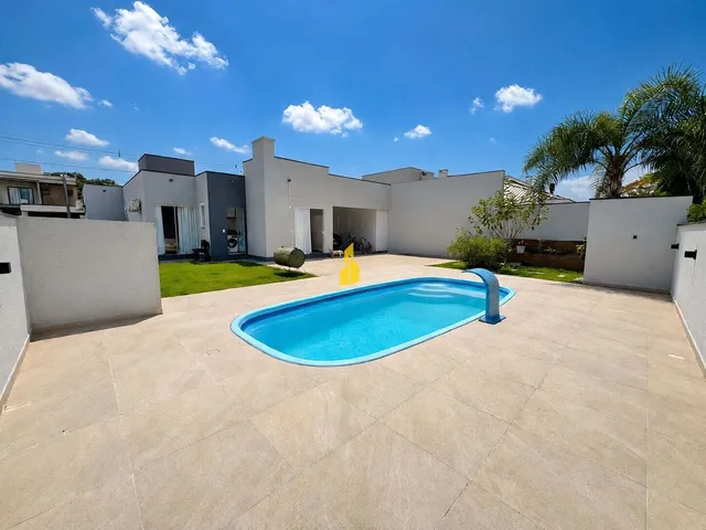Imagem 13: Casa de alto padrão com piscina, porteira fechada e pronta para morar em uma das