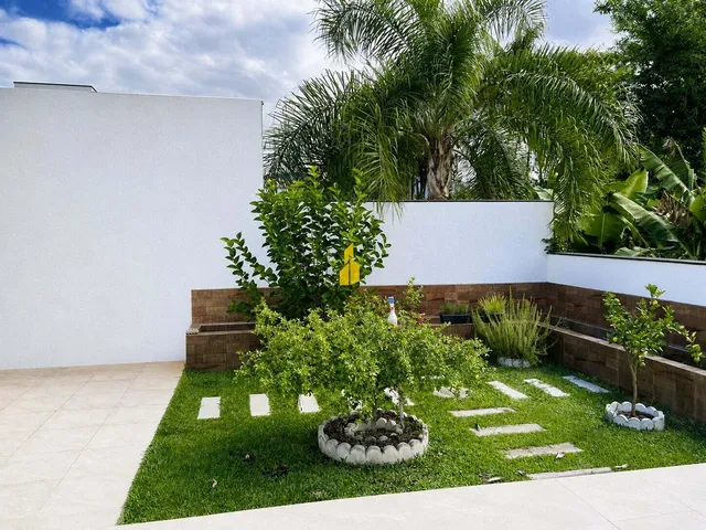 Imagem 3: Casa de alto padrão com piscina, porteira fechada e pronta para morar em uma das