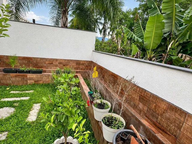 Imagem 8: Casa de alto padrão com piscina, porteira fechada e pronta para morar em uma das