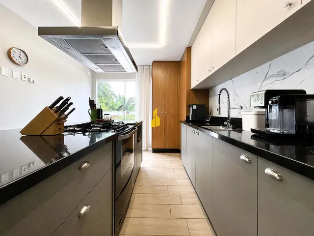 Imagem 12: Casa de alto padrão com piscina, porteira fechada e pronta para morar em uma das