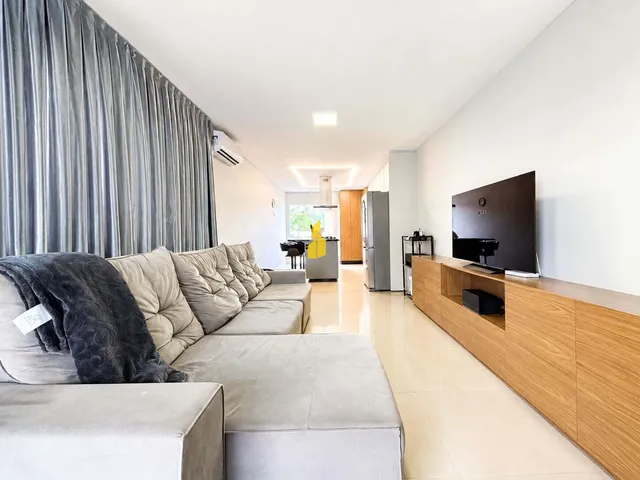 Imagem 11: Casa de alto padrão com piscina, porteira fechada e pronta para morar em uma das