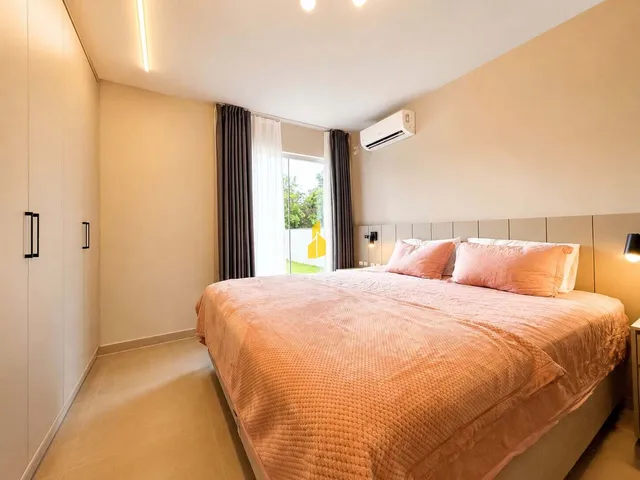 Imagem 9: Casa de alto padrão com piscina, porteira fechada e pronta para morar em uma das