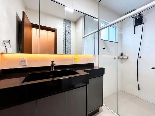 Imagem 16: Casa de alto padrão com piscina, porteira fechada e pronta para morar em uma das