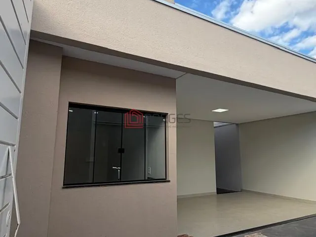 Imagem: A casa possui 4 Dormitórios, 1 Suíte, 2 Banheiros, 2