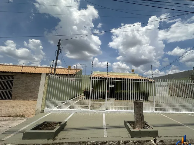Imagem: A casa possui 3 Dormitórios, 2 Banheiros, 4 Vagas na