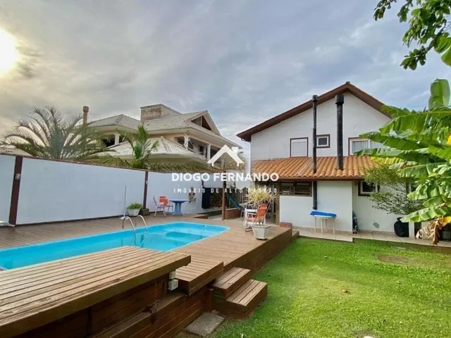 Imagem: A casa possui 4 Dormitórios, 1 Suíte, 2 Banheiros, 3 Vagas