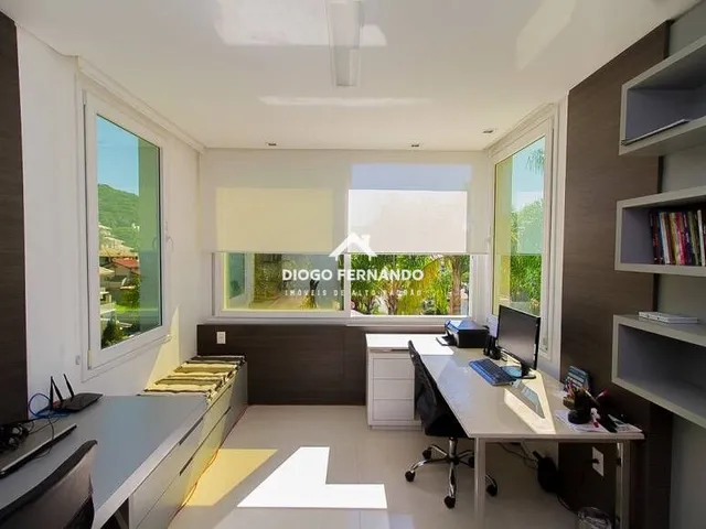 Imagem 2: Linda Casa Alto Padrão com Vista Mar na Praia Brava em Florianópolis