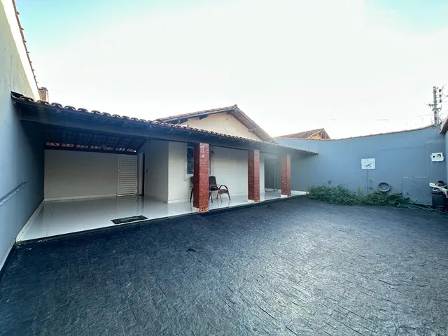 Imagem: A casa possui 3 Dormitórios, 1 Suíte, 2 Banheiros, 3