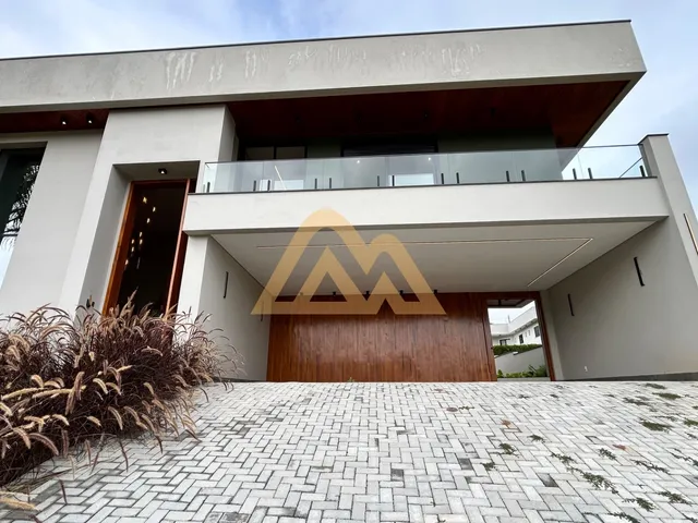 Imagem: A casa possui 4 Dormitórios, 4 Suítes, 6 Banheiros, 8