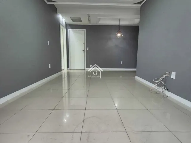 Imagem: O apartamento possui 5 Dormitórios, 1 Suíte, 3 Banheiros,