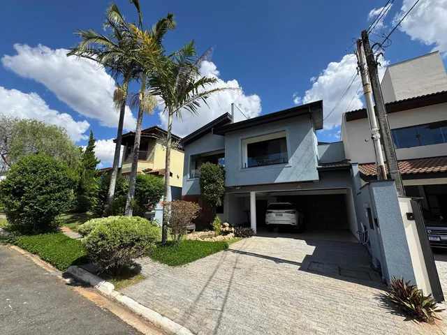 Imagem: A casa possui 4 Dormitórios, 2 Suítes, 3 Banheiros, 4