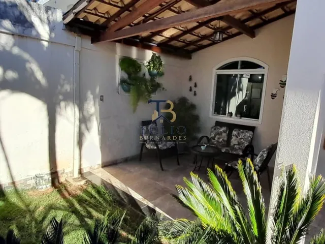 Imagem: A casa possui 3 Dormitórios, 1 Suíte, 3 Banheiros, 3