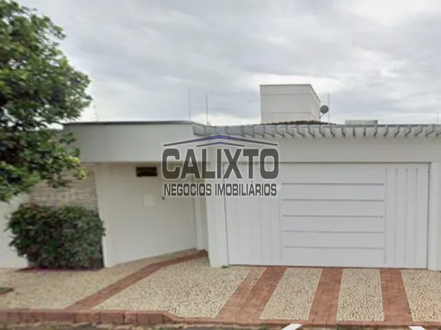 Imagem: A casa possui 3 Dormitórios, 3 Suítes, 1 Banheiro, 4