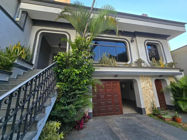 Imagem: A casa possui 3 Dormitórios, 1 Suíte, 5 Banheiros, 8