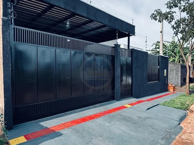 Imagem: A casa possui 3 Dormitórios, 1 Suíte, 2 Banheiros, 2