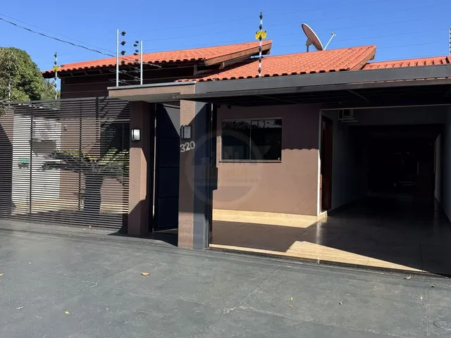 Imagem: A casa possui 2 Dormitórios, 2 Banheiros, 2 Vagas na